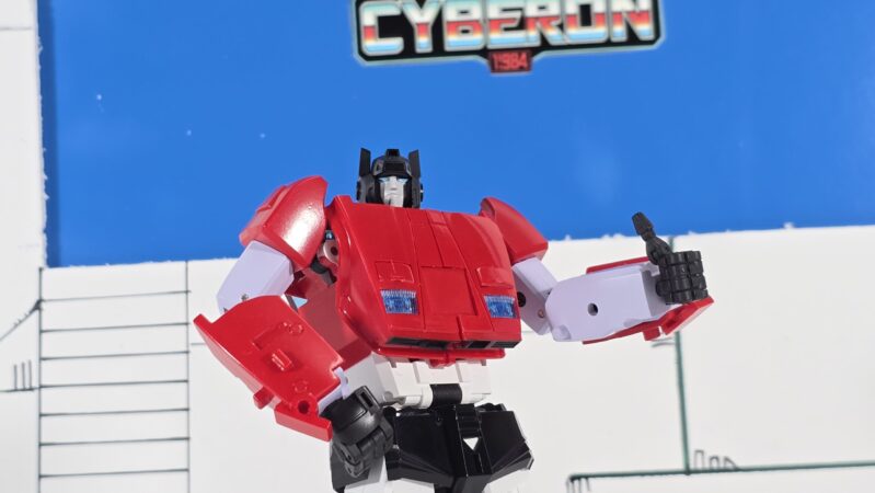 DX9-D21 Red Storm Sideswipe: Un Fulmine Rosso di Nostalgia e Potenza!